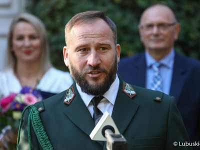 Jacek Banaszek, łowczy okręgowy, przedstawiciel zielonogórskiego oddziału Polskiego Związku Łowieckiego na konferencji prasowej dot. promocji produktów regionalnych w Karszynie