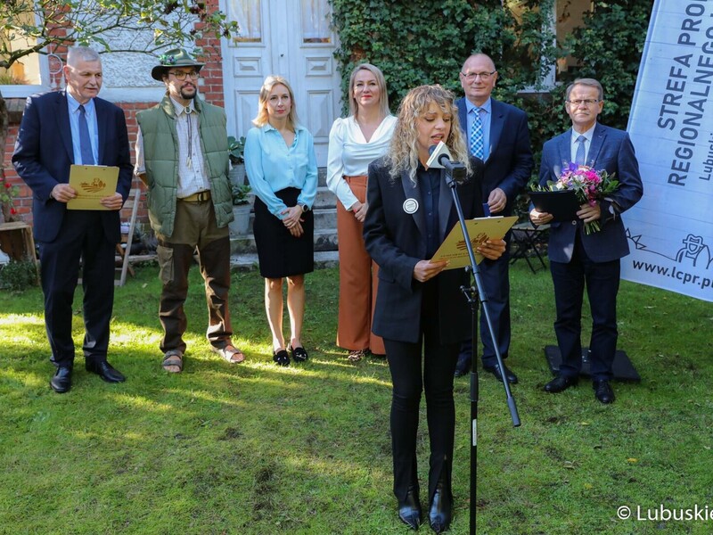 Uczestnicy konferencji prasowej dot. promocji produktów regionalnych w Karszynie