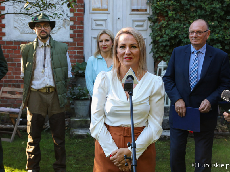 Magdalena Dec, współwłaścicielka Gościńca u Deców i Decowej Manufaktury podczas konferencji prasowej dot. promocji produktów regionalnych w Karszynie