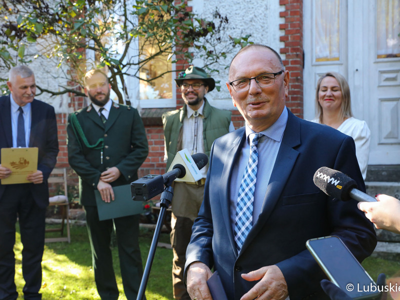 Wicemarszałek Województwa Lubuskiego Stanisław Tomczyszyn podczas konferencji prasowej dot. promocji produktów regionalnych w Karszynie