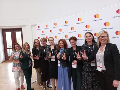 XIV Ogólnopolski Kongres Kobiet we wrocławskiej Hali Stulecia i Wrocławskim Centrum Kongresowym. Hasło przewodnie to: Moc jest w nas! Kobiety na rzecz pokoju, równości, klimatu i demokracji.