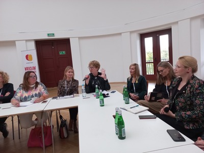 XIV Ogólnopolski Kongres Kobiet we wrocławskiej Hali Stulecia i Wrocławskim Centrum Kongresowym. Hasło przewodnie to: Moc jest w nas! Kobiety na rzecz pokoju, równości, klimatu i demokracji.
