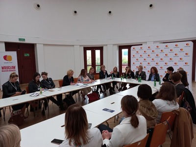 XIV Ogólnopolski Kongres Kobiet we wrocławskiej Hali Stulecia i Wrocławskim Centrum Kongresowym. Hasło przewodnie to: Moc jest w nas! Kobiety na rzecz pokoju, równości, klimatu i demokracji.