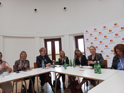 XIV Ogólnopolski Kongres Kobiet we wrocławskiej Hali Stulecia i Wrocławskim Centrum Kongresowym. Hasło przewodnie to: Moc jest w nas! Kobiety na rzecz pokoju, równości, klimatu i demokracji.