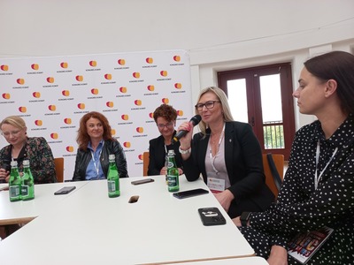 XIV Ogólnopolski Kongres Kobiet we wrocławskiej Hali Stulecia i Wrocławskim Centrum Kongresowym. Hasło przewodnie to: Moc jest w nas! Kobiety na rzecz pokoju, równości, klimatu i demokracji.