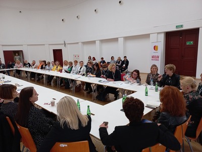 XIV Ogólnopolski Kongres Kobiet we wrocławskiej Hali Stulecia i Wrocławskim Centrum Kongresowym. Hasło przewodnie to: Moc jest w nas! Kobiety na rzecz pokoju, równości, klimatu i demokracji.