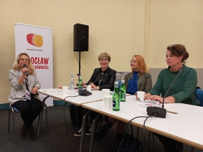 XIV Ogólnopolski Kongres Kobiet we wrocławskiej Hali Stulecia i Wrocławskim Centrum Kongresowym. Hasło przewodnie to: Moc jest w nas! Kobiety na rzecz pokoju, równości, klimatu i demokracji.