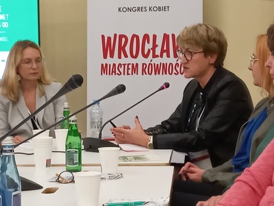 XIV Ogólnopolski Kongres Kobiet we wrocławskiej Hali Stulecia i Wrocławskim Centrum Kongresowym. Hasło przewodnie to: Moc jest w nas! Kobiety na rzecz pokoju, równości, klimatu i demokracji.