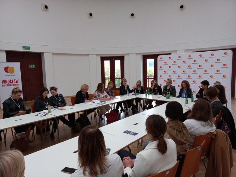 XIV Ogólnopolski Kongres Kobiet we wrocławskiej Hali Stulecia i Wrocławskim Centrum Kongresowym. Hasło przewodnie to: Moc jest w nas! Kobiety na rzecz pokoju, równości, klimatu i demokracji.