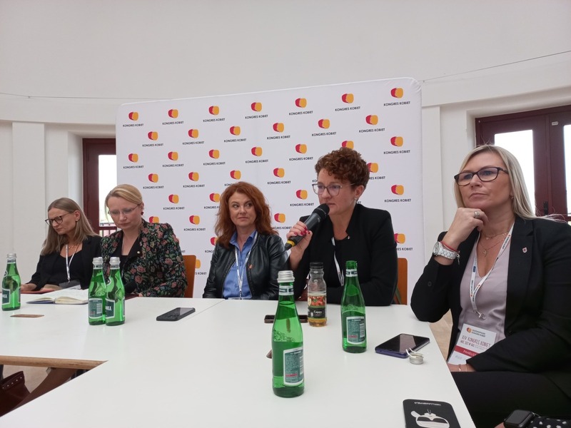 XIV Ogólnopolski Kongres Kobiet we wrocławskiej Hali Stulecia i Wrocławskim Centrum Kongresowym. Hasło przewodnie to: Moc jest w nas! Kobiety na rzecz pokoju, równości, klimatu i demokracji.