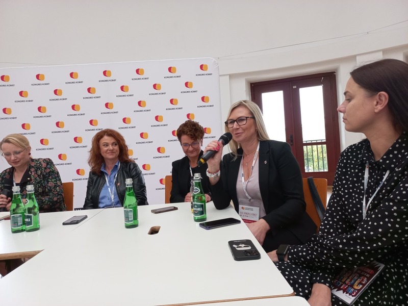 XIV Ogólnopolski Kongres Kobiet we wrocławskiej Hali Stulecia i Wrocławskim Centrum Kongresowym. Hasło przewodnie to: Moc jest w nas! Kobiety na rzecz pokoju, równości, klimatu i demokracji.