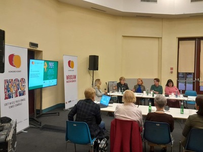 XIV Ogólnopolski Kongres Kobiet we wrocławskiej Hali Stulecia i Wrocławskim Centrum Kongresowym. Hasło przewodnie to: Moc jest w nas! Kobiety na rzecz pokoju, równości, klimatu i demokracji.