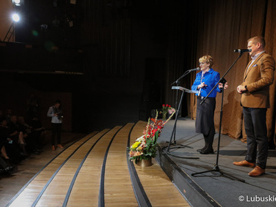 Marszałek Elżbieta Anna Polak i wicemarszałek Łukasz Porycki przemawiają do zgromadzonych w Lubuskim Teatrze w Zielonej Górze podczas inauguracji XXIII Lubuskiego Tygodnia Seniora