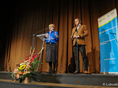 Marszałek Elżbieta Anna Polak przemawia do zgromadzonych w Lubuskim Teatrze w Zielonej Górze podczas inauguracji XXIII Lubuskiego Tygodnia Seniora. Obok wicemarszałek Łukasz Porycki.