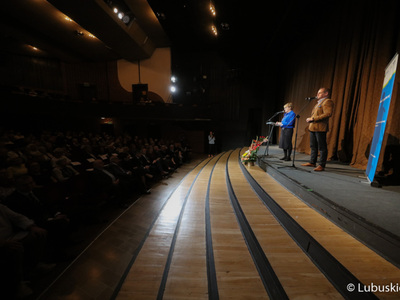 Marszałek Elżbieta Anna Polak i wicemarszałek Łukasz Porycki przemawiają do zgromadzonych w Lubuskim Teatrze w Zielonej Górze podczas inauguracji XXIII Lubuskiego Tygodnia Seniora