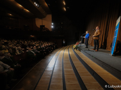 Marszałek Elżbieta Anna Polak i wicemarszałek Łukasz Porycki przemawiają do zgromadzonych w Lubuskim Teatrze w Zielonej Górze podczas inauguracji XXIII Lubuskiego Tygodnia Seniora