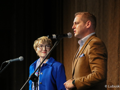 Wicemarszałek Łukasz Porycki przemawia do zgromadzonych w Lubuskim Teatrze w Zielonej Górze podczas inauguracji XXIII Lubuskiego Tygodnia Seniora. Obok marszałek Elżbieta Anna Polak.