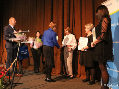 Marszałek Elżbieta Anna Polak wręcza nagrody laureatkom konkursu „Lider wsparcia seniora, podczas inauguracji XXIII Lubuskiego Tygodnia Seniora w Lubuskim Teatrze w Zielonej Górze.