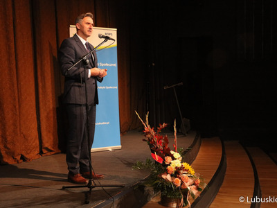 Poseł RP Waldemar Sługocki przemawia do zgromadzonych w Lubuskim Teatrze w Zielonej Górze podczas inauguracji XXIII Lubuskiego Tygodnia Seniora. 