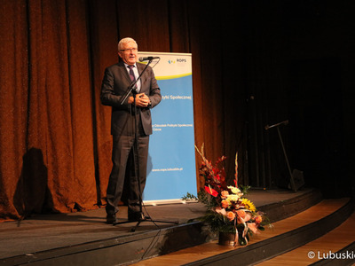 Senator RP Wadim Tyszkiewicz przemawia do zgromadzonych w Lubuskim Teatrze w Zielonej Górze podczas inauguracji XXIII Lubuskiego Tygodnia Seniora. 