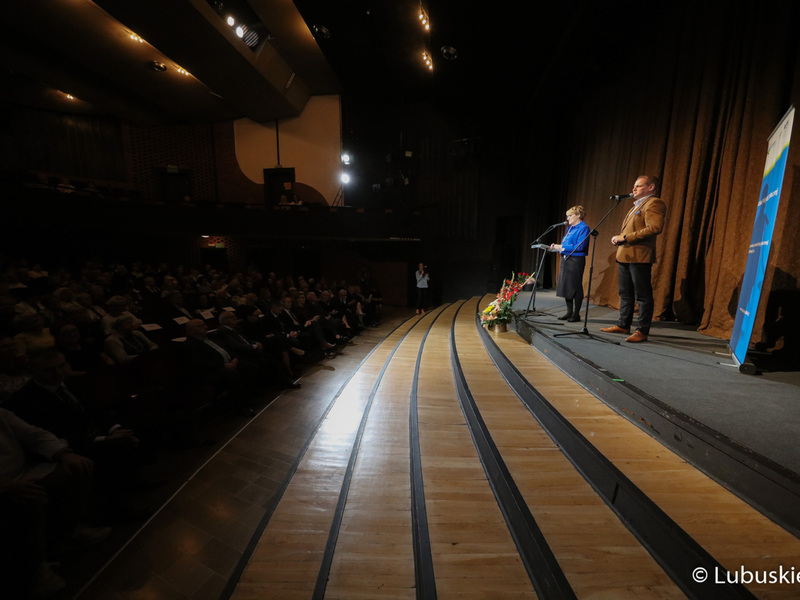 Marszałek Elżbieta Anna Polak i wicemarszałek Łukasz Porycki przemawiają do zgromadzonych w Lubuskim Teatrze w Zielonej Górze podczas inauguracji XXIII Lubuskiego Tygodnia Seniora