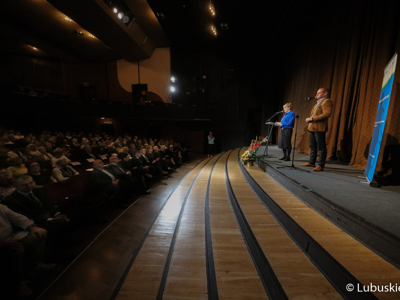Marszałek Elżbieta Anna Polak i wicemarszałek Łukasz Porycki przemawiają do zgromadzonych w Lubuskim Teatrze w Zielonej Górze podczas inauguracji XXIII Lubuskiego Tygodnia Seniora