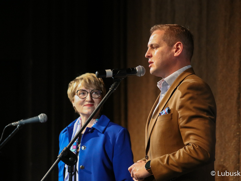 Wicemarszałek Łukasz Porycki przemawia do zgromadzonych w Lubuskim Teatrze w Zielonej Górze podczas inauguracji XXIII Lubuskiego Tygodnia Seniora. Obok marszałek Elżbieta Anna Polak.