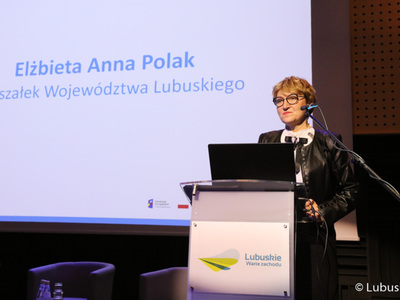 Marszałek Elżbieta Anna Polak podczas otwarcia pierwszego dnia Kongresu Gospodarczego Lubuskie 2022 w Centrum Kreatywnej Kultury przy zielonogórskim Regionalnym Centrum Animacji Kultury 