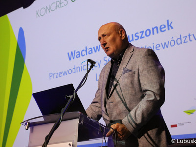Przewodniczący Sejmiku Województwa Lubuskiego Wacław Maciuszonek podczas otwarcia pierwszego dnia Kongresu Gospodarczego Lubuskie 2022 w Centrum Kreatywnej Kultury przy zielonogórskim Regionalnym Centrum Animacji Kultury 