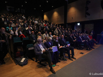 Uczestnicy pierwszego dnia Kongresu Gospodarczego Lubuskie 2022 w Centrum Kreatywnej Kultury przy zielonogórskim Regionalnym Centrum Animacji Kultury 