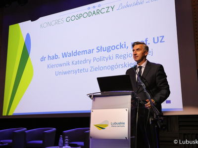 Poseł RP Waldemar Sługocki podczas otwarcia pierwszego dnia Kongresu Gospodarczego Lubuskie 2022 w Centrum Kreatywnej Kultury przy zielonogórskim Regionalnym Centrum Animacji Kultury 
