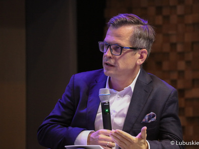 Moderator spotkania Mikołaj Chrzan – szef redakcji lokalnych i zastępca redaktora naczelnego Gazety Wyborczej.