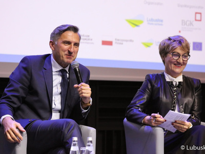 Poseł RP Waldemar Sługocki i Marszałek Województwa Lubuskiego Elżbieta Anna Polak podczas pierwszego dnia Kongresu Gospodarczego Lubuskie 2022 w Centrum Kreatywnej Kultury przy zielonogórskim Regionalnym Centrum Animacji Kultury 