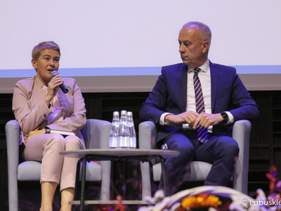 Dr hab. inż. Maria Mrówczyńska, prof. UZ – Prorektor ds. Współpracy z Gospodarką Uniwersytetu Zielonogórskiego oraz członek zarządu woj. lubuskiego Marcin Jabłoński podczas pierwszego dnia Kongresu Gospodarczego Lubuskie 2022 w Centrum Kreatywnej Kultury przy zielonogórskim Regionalnym Centrum Animacji Kultury 