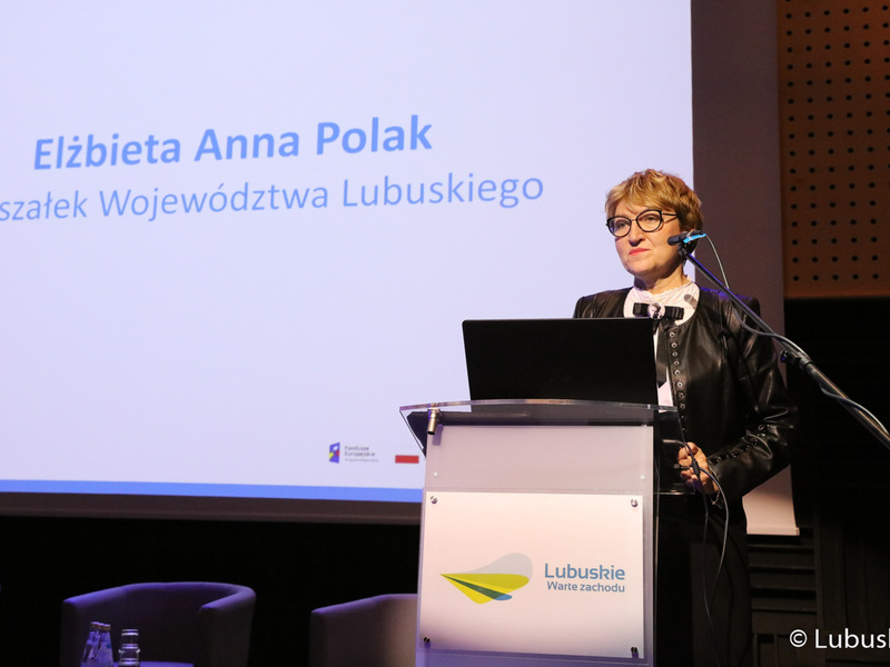 Marszałek Elżbieta Anna Polak podczas otwarcia pierwszego dnia Kongresu Gospodarczego Lubuskie 2022 w Centrum Kreatywnej Kultury przy zielonogórskim Regionalnym Centrum Animacji Kultury