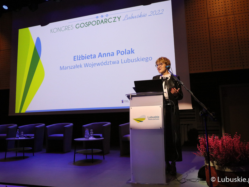 Marszałek Elżbieta Anna Polak podczas otwarcia pierwszego dnia Kongresu Gospodarczego Lubuskie 2022 w Centrum Kreatywnej Kultury przy zielonogórskim Regionalnym Centrum Animacji Kultury