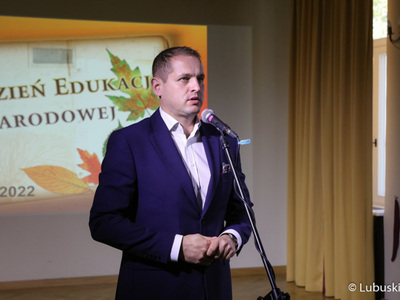 Wicemarszałek Łukasz Porycki na uroczystości wręczenia nagród zarządu woj. lubuskiego dla nauczycieli i dyrektorów lubuskich placówek oświatowych