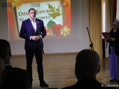 Wicemarszałek Łukasz Porycki na uroczystości wręczenia nagród zarządu woj. lubuskiego dla nauczycieli i dyrektorów lubuskich placówek oświatowych