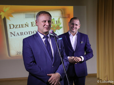 Dyr Departamentu Infrastruktury Społecznej UMWL Mirosław Glaz (przy mikrofonie) i wicemarszałek Łukasz Porycki podczas uroczystości wręczenia nagród zarządu woj. lubuskiego dla nauczycieli i dyrektorów lubuskich placówek oświatowych