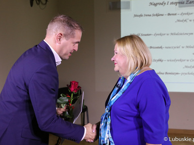 Wicemarszałek Łukasz Porycki wręcza nagrodę zarządu woj. lubuskiego dla nauczycieli i dyrektorów lubuskich placówek oświatowych