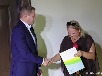 Wicemarszałek Łukasz Porycki wręcza nagrodę zarządu woj. lubuskiego dla nauczycieli i dyrektorów lubuskich placówek oświatowych