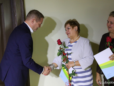 Wicemarszałek Łukasz Porycki wręcza nagrodę zarządu woj. lubuskiego dla nauczycieli i dyrektorów lubuskich placówek oświatowych