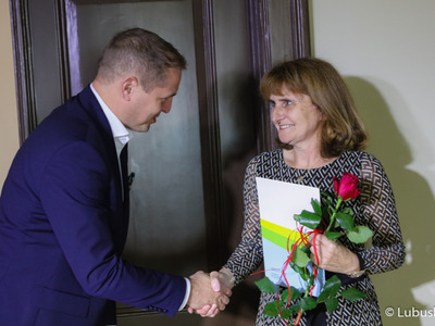 Wicemarszałek Łukasz Porycki wręcza nagrodę zarządu woj. lubuskiego dla nauczycieli i dyrektorów lubuskich placówek oświatowych