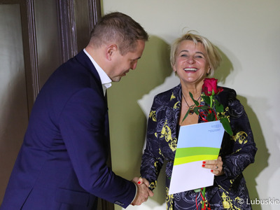 Wicemarszałek Łukasz Porycki wręcza nagrodę zarządu woj. lubuskiego dla nauczycieli i dyrektorów lubuskich placówek oświatowych