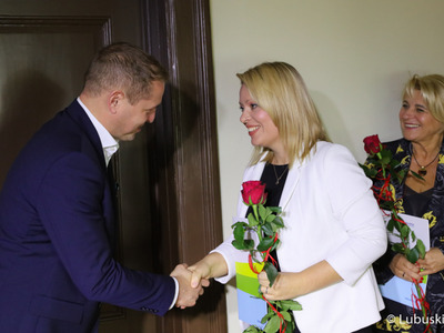 Wicemarszałek Łukasz Porycki wręcza nagrodę zarządu woj. lubuskiego dla nauczycieli i dyrektorów lubuskich placówek oświatowych