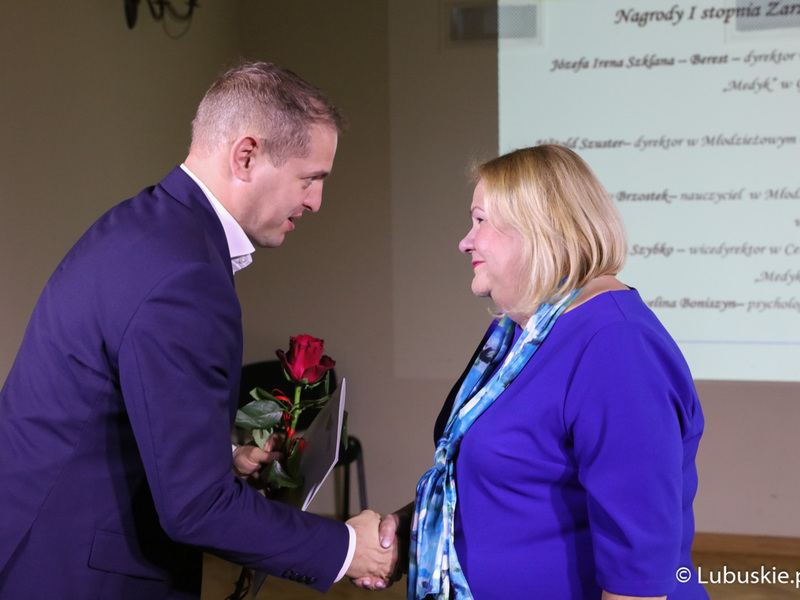 Wicemarszałek Łukasz Porycki wręcza nagrodę zarządu woj. lubuskiego dla nauczycieli i dyrektorów lubuskich placówek oświatowych