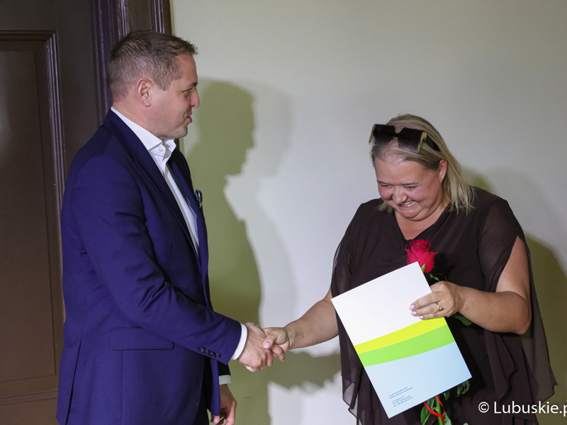 Wicemarszałek Łukasz Porycki wręcza nagrodę zarządu woj. lubuskiego dla nauczycieli i dyrektorów lubuskich placówek oświatowych
