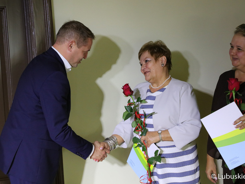 Wicemarszałek Łukasz Porycki wręcza nagrodę zarządu woj. lubuskiego dla nauczycieli i dyrektorów lubuskich placówek oświatowych