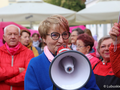 Marszałek Województwa Lubuskiego Elzbieta Anna Polak podczas Różowego Marszu w Zielonej Górze