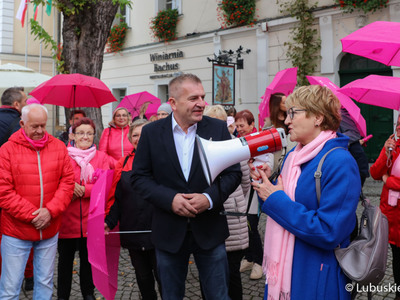 Uczestnicy Różowego Marszu w Zielonej Górze. Na zdjęciu Elżbieta Anna Polak, Marszałek Województwa Lubuskiego oraz Bartosz Arłukowicz, poseł do Parlamentu Europejskiego, przewodniczący komisji specjalnej ds. walki z rakiem i twórca Europejskiego Planu Walki z Rakiem 
